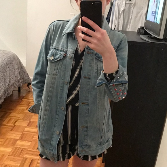 Ultra cool Levi’s studded jean jacket - Picture 2 of 4